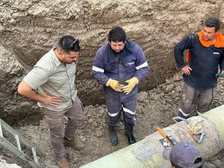 Obreros reparando parte de las cañerías del acueducto, ante la mirada del presidente de la Essap, Luis Fernando Bernal.