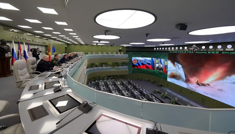 El presidente ruso, Vladimir Putin junto a sus asesores en el centro de control de Defensa Nacional para supervisar el lanzamiento de prueba del misil hipersónico Avangard, en Moscú. (AFP)