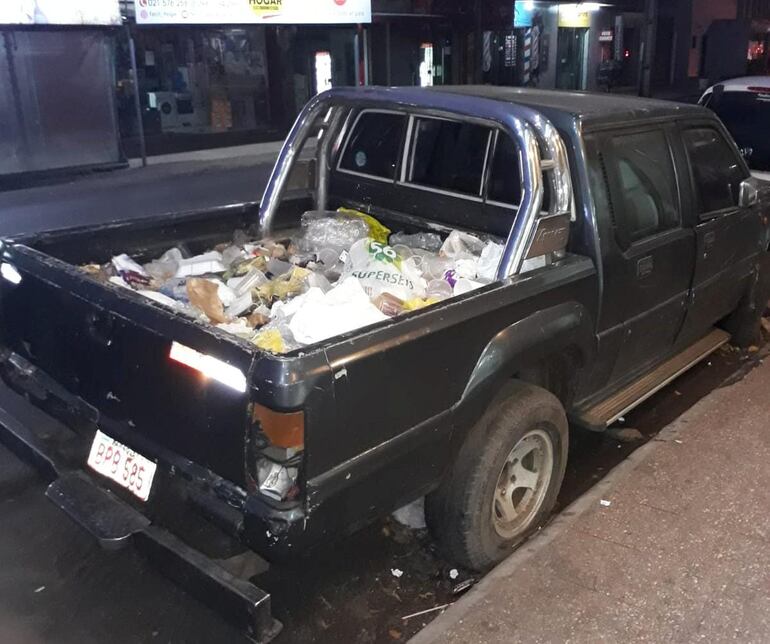 La carrocería de la camioneta funciona como un basurero.