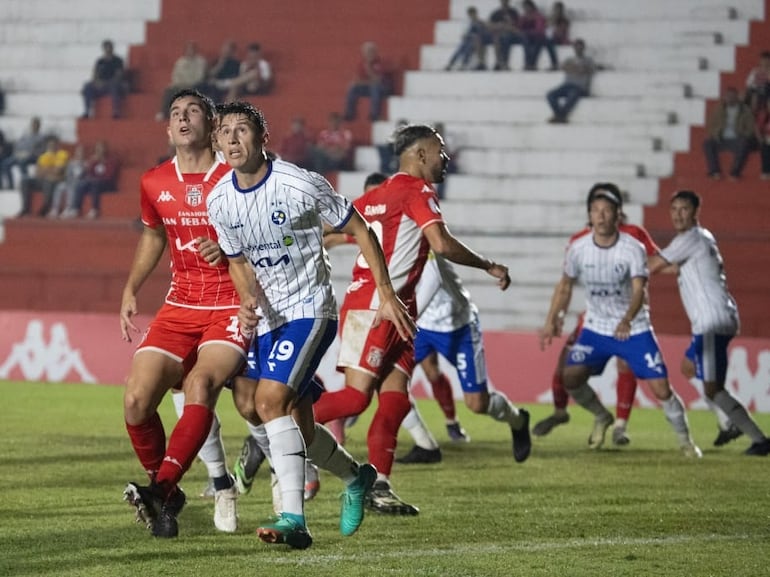 Momento del partido entre General Caballero y Sol de América por el torneo Apertura 2024 del fútbol paraguayo en el estadio Ka'arendy, en Juan León Mallorquín, Paraguay.