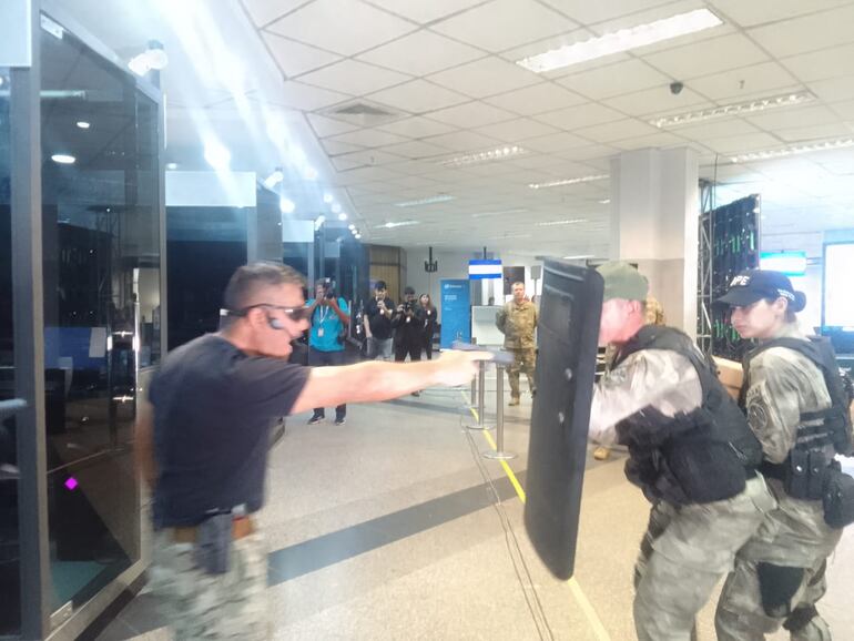 Simulacro de toma de rehenes en el aeropuerto Silvio Pettirossi