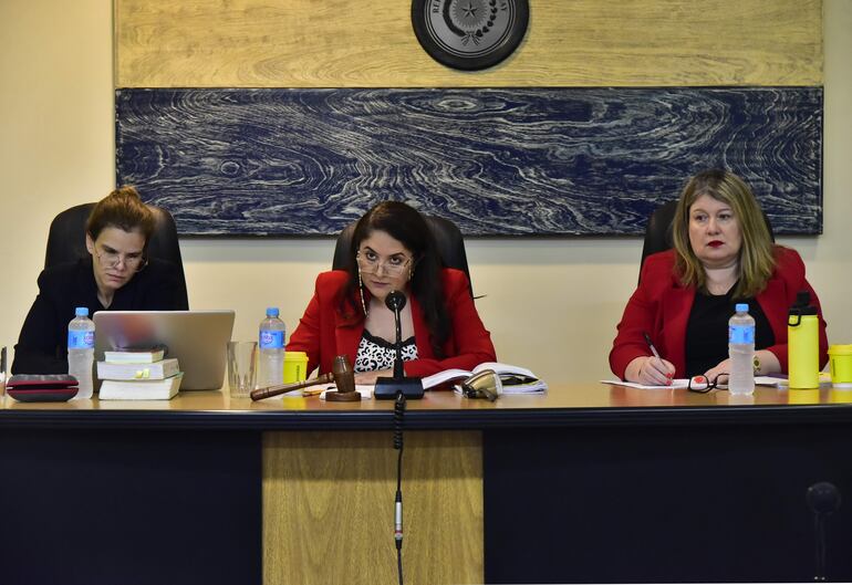 Juezas Claudia Criscioni (izq.), Yolanda Morel y Elsa García, integran el Tribunal de Sentencia Especializado en Delitos Económicos.