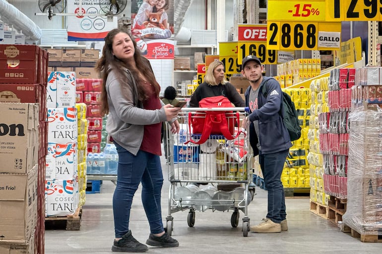 Personas comprando en un supermercado mayorista, en Buenos Aires (Argentina). 