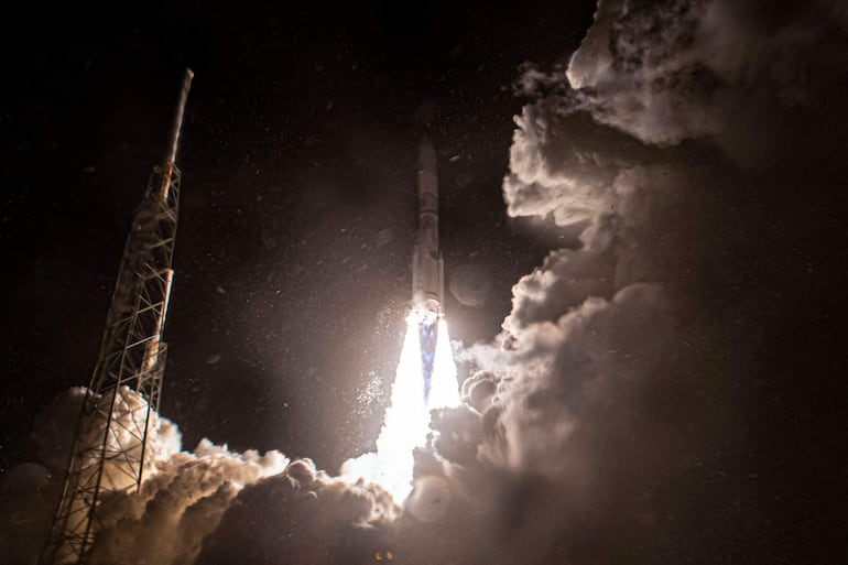 El nuevo cohete, el Vulcan Centaur de United Launch Alliance (ULA), despega del Complejo de Lanzamiento Espacial 41d en la Estación de la Fuerza Espacial de Cabo Cañaveral en Cabo Cañaveral, Florida.