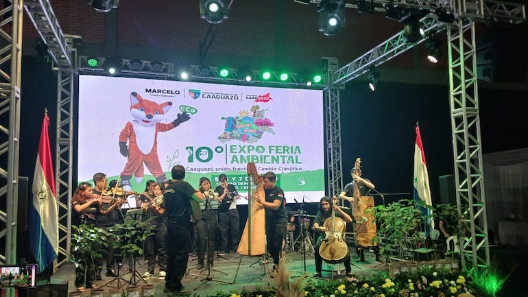 La orquesta sinfónica de Cateura, realizando una presentación con instrumentos musicales hechos de materiales reciclados.