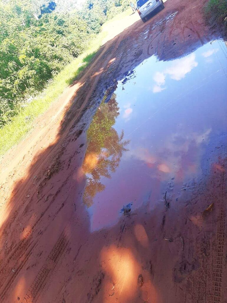 Piden canalización y que se cargue con ripio el camino rural.