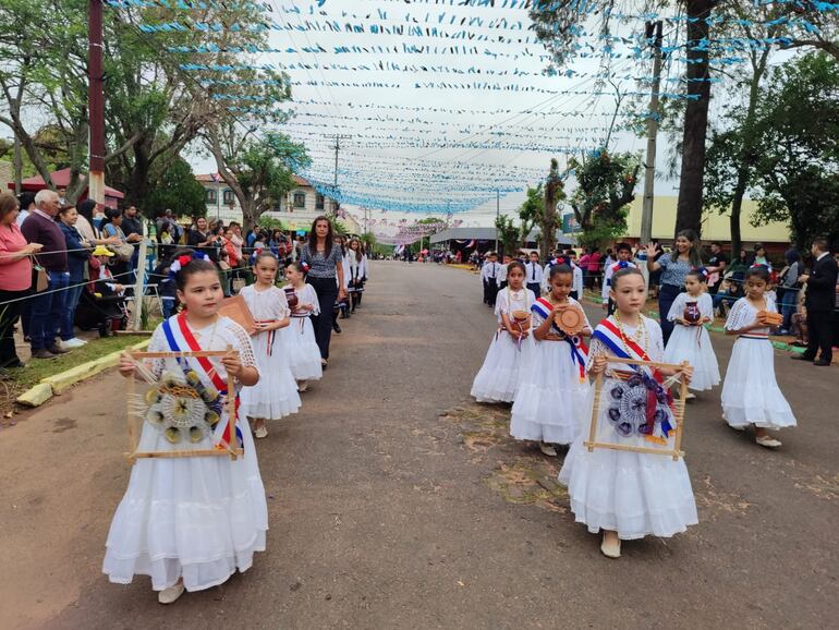 Muchos niños que desfilaron vestidos con trajes típicos del Paraguay inspiraron ternura en las personas que concurrieron para observar la actividad.