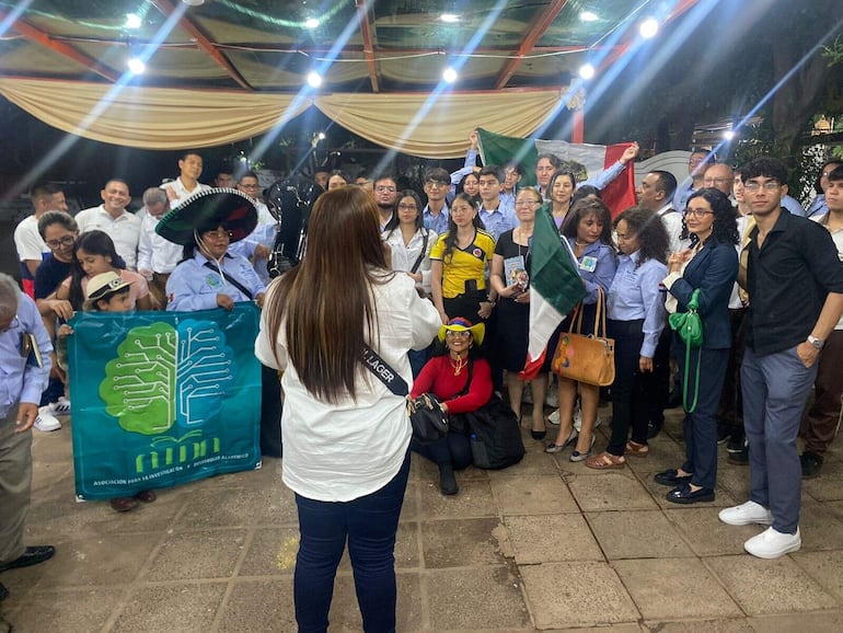 Alumnos del Centro Educativo San Martín de Porres de Ñemby realizaron intercambio de cultura con estudiantes de Colombia, México, Ecuador y Brasil, durante su feria de ciencias.