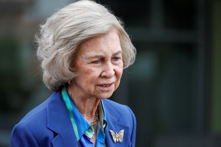 La reina emérita doña Sofía, a la salida este domingo del Hospital Clínico Quirón de Pozuelo de Alarcón tras visitar al rey Juan Carlos que evoluciona satisfactoriamente de la operación de corazón a la que fue sometido este sábado.