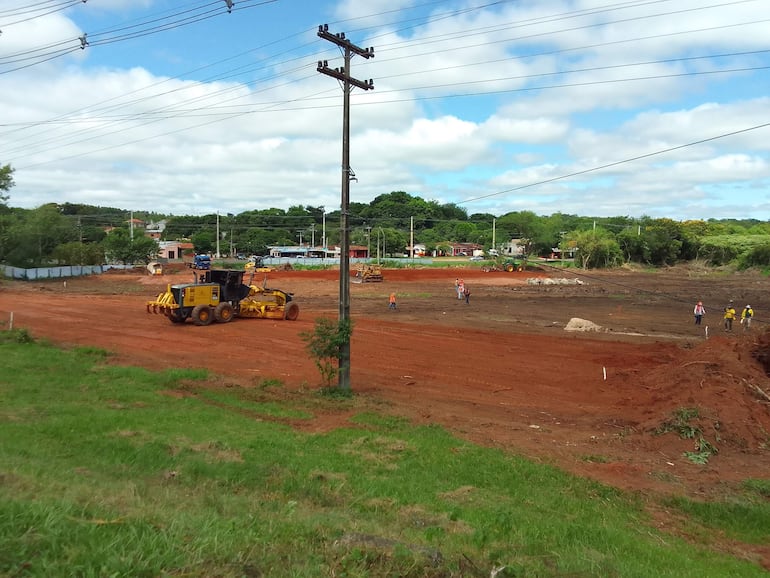 Las maquinarias de la empresa constructora están trabajando en el lugar donde serán construidas las viviendas y las casetas para la venta de productos