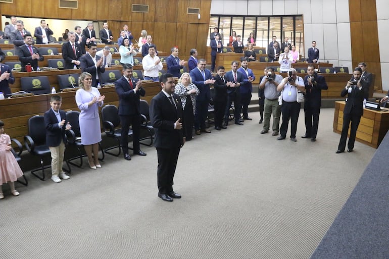 El intendente de Asunción, Óscar Rodríguez aplaudió el juramento de su funcionario en la Cámara de Diputados.