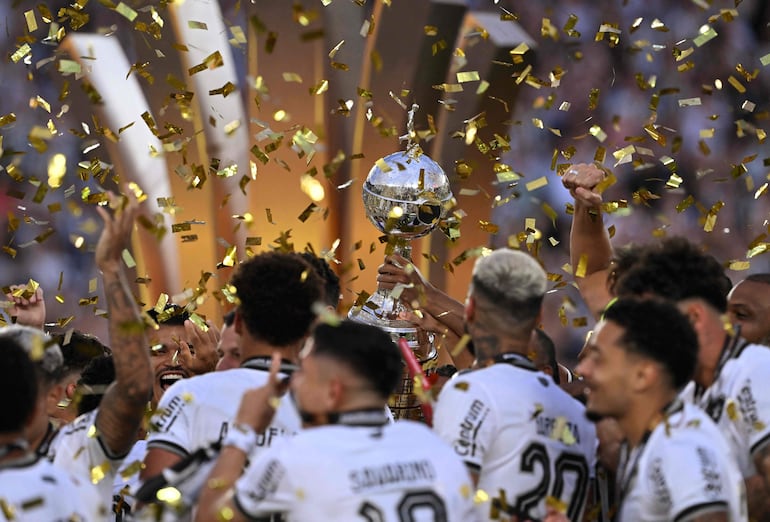 Los jugadores del Botafogo celebran con el título de campeón la conquista de la Copa Libertadores 2024 en el estadio Monumental, en Buenos Aires, Argentina.