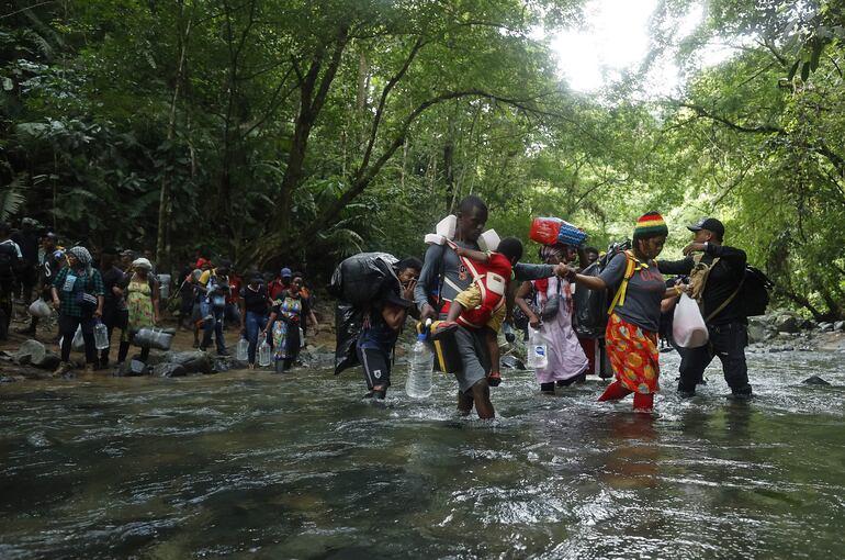 Migrantes haitianos en su viaje hacia Panamá por el Tapón del Darién, en Acandí, Chocó (Colombia).