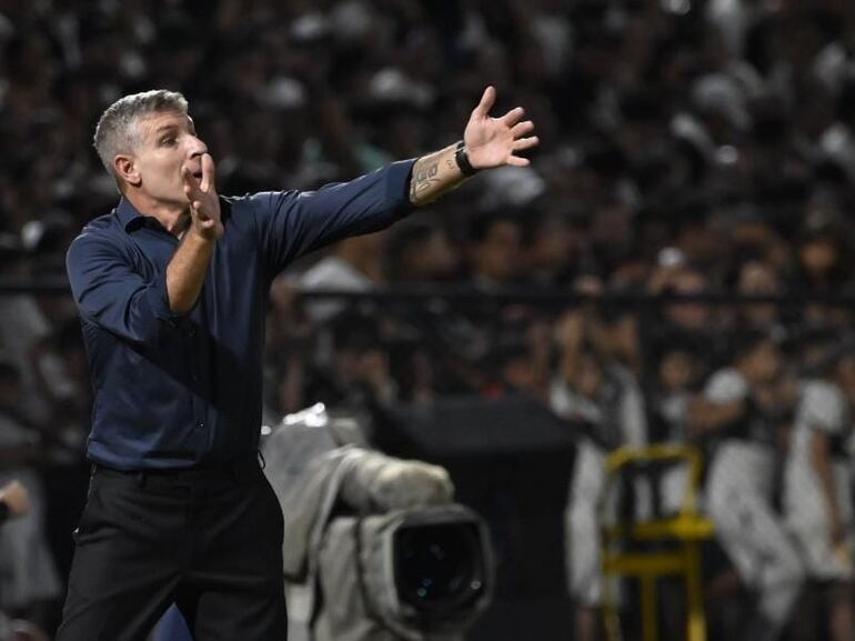 El argentino Martín Palermo, entrenador de Olimpia, en un partido frente a Sportivo Ameliano por la fecha 15 del torneo Apertura 2024 del fútbol paraguayo en el estadio Osvaldo Domínguez Dibb, en Asunción, Paraguay.