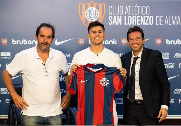 El paraguayo Adam Bareiro (c), futbolista de San Lorenzo de Almagro, durante la renovación de contrato hasta diciembre de 2025.