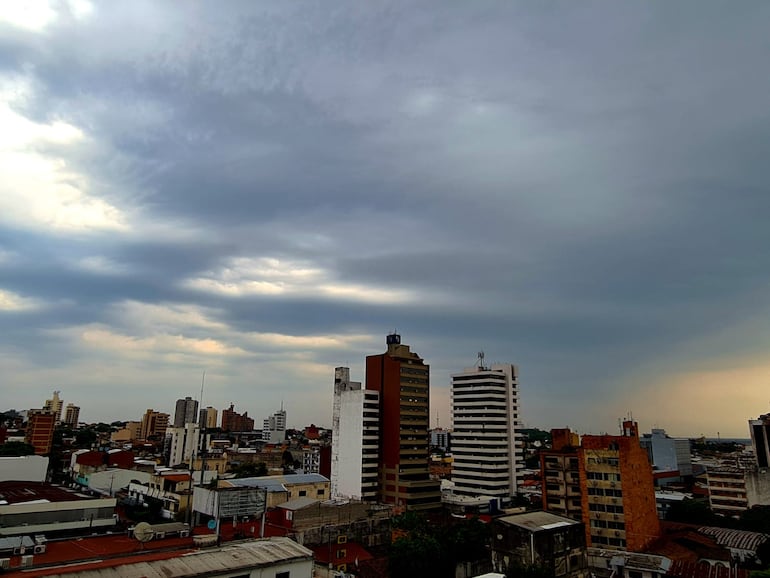 El cielo nublado sobre Asunción.