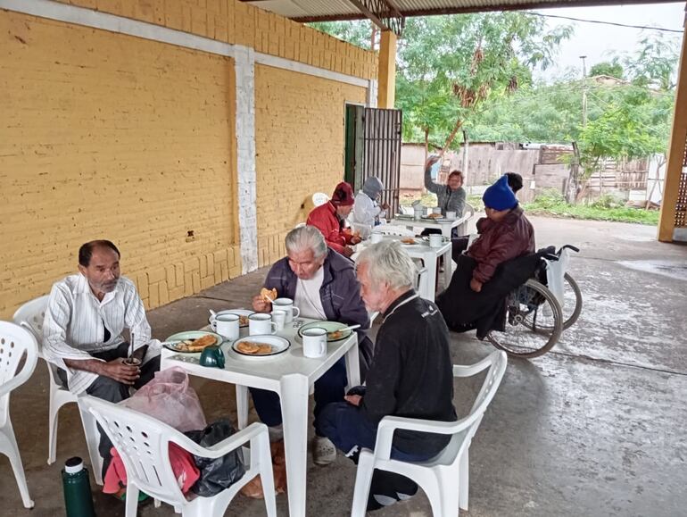 Imágenes del refugio de la Secretaría de Emergencia Nacional (SEN) en Asunción, esta mañana.