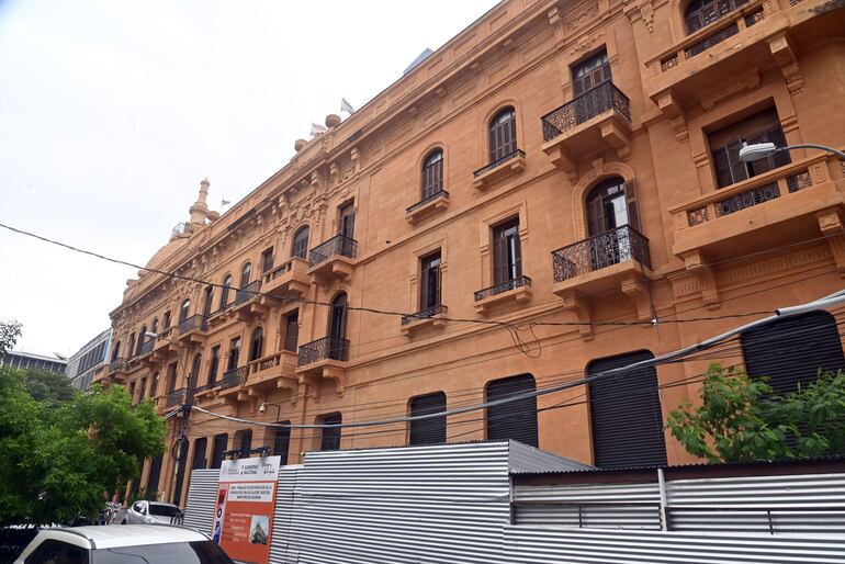 Fotografía de archivo del Ministerio de Economía y Finanzas, en la ciudad de Asunción. El senador Gustavo Leite dice que el proyecto de PGN planteado por el Ejecutivo debe ser aprobado "a libro cerrado".