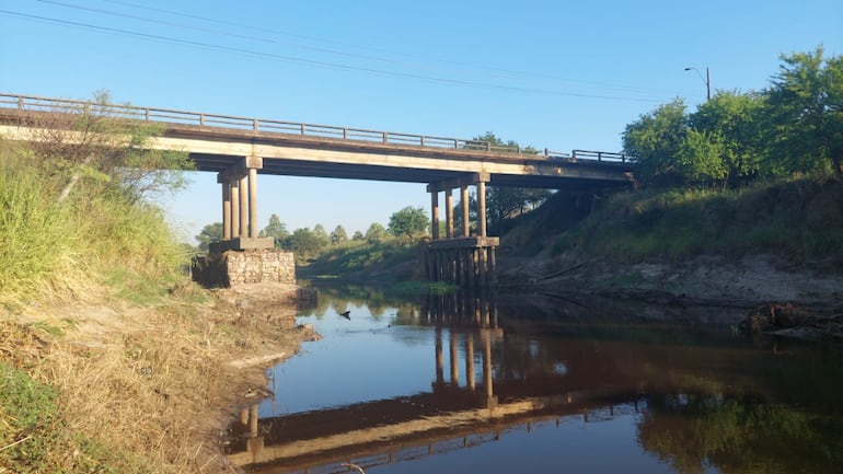 Así se encuentra el río confuso hoy 21 de enero, a la altura del puente ubicado sobre la ruta Transchaco, ciudad de Villa Hayes.