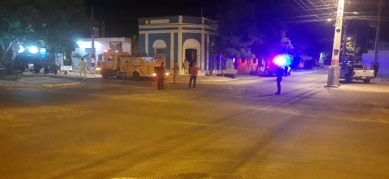 Bomberos voluntarios controlan el fuego en la oficina de Turista Róga de Pilar.