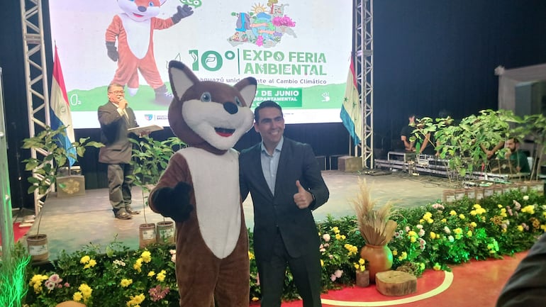 El Gobernador de Caaguazú, Marcelo Soto, posando con la mascota Aguara'i.