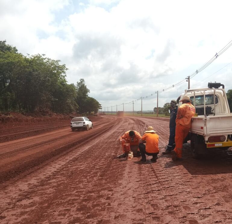 Realizan la limpieza a ambos lados de la pista con el correspondiente retiro de materia orgánica.