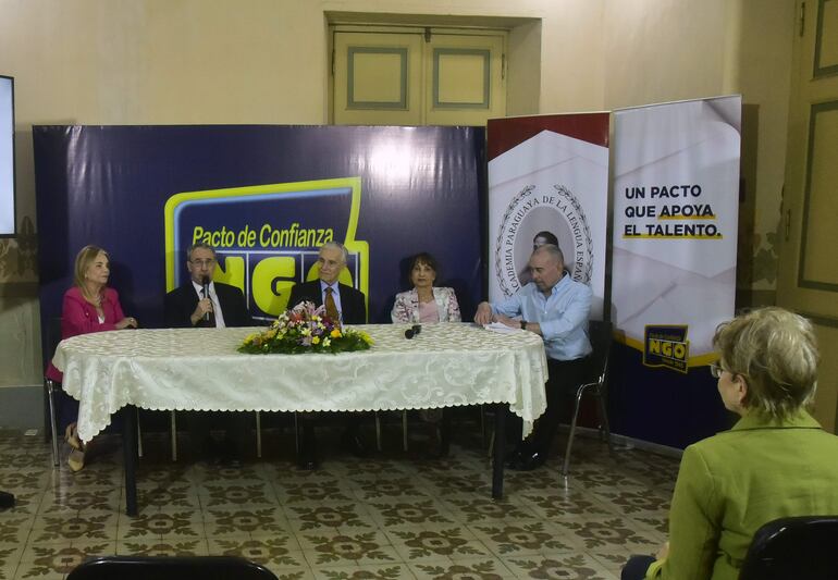 Beatriz González de Bosio, Guido Rodríguez Alcalá, Nicolás González Oddone (h), Gisela González Oddone y Alejandro Gatti durante el anuncio del ganador de la segunda edición del Premio de novela inédita "Beatriz Rodríguez Alcalá de González Oddone".