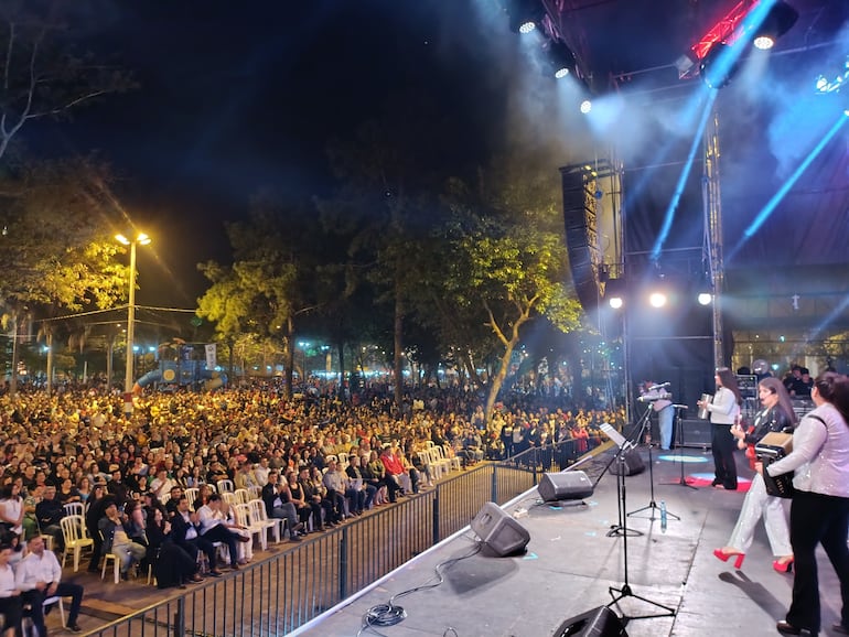 Más de 20 mil personas asistieron anoche al concierto de artistas nacionales e internacionales en la plaza de los héroes dePilar. En la foto se observa  la actuación de Sol y Luna artistas  invitadas de Caazapá.