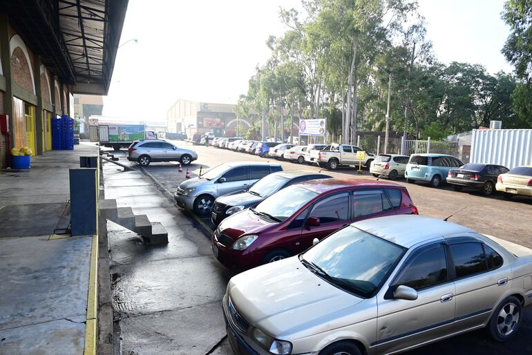 Amplio estacionamiento. El predio cuenta con capacidad de estacionamiento para 1.500 vehículos, más motocicletas y bicicletas. Asimismo, cuenta un espacio de aparcamiento exclusivo para locatarios. Seguridad 24 horas.