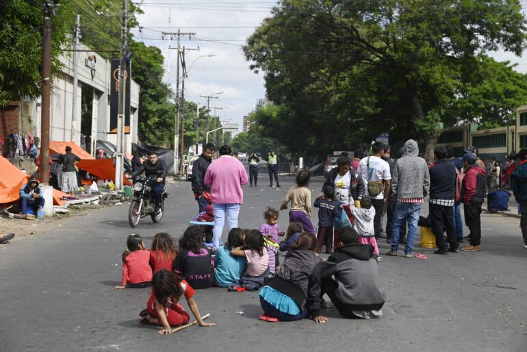 Grupo de indígenas cerró la avenida Artigas en reclamo de un puente para su comunidad en el distrito de San Joaquín, en Caaguazú.