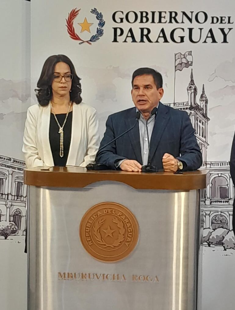 Estela Guillén, titular de AFD y Juan Carlos Baruja, ministro del MUVH.