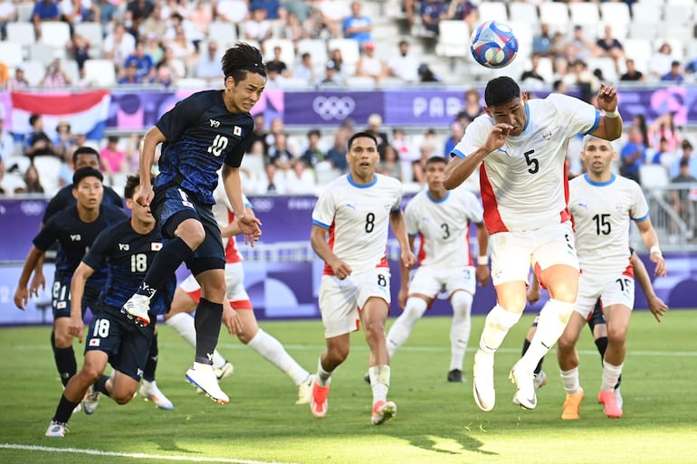 Fabián Balbuena (d), jugador de la selección de Paraguay, cabecea un balón en el partido frente a Japón en un partido de la primera fecha del Grupo D del Torneo de Fútbol masculino de los Juegos Olímpicos París 2024 en el Bordeaux Stadium, en Bordeaux, Francia. 