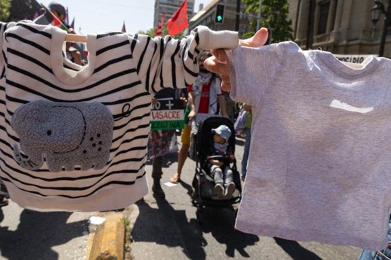 Personas participan en una manifestación pro Palestina este sábado en Santiago (Chile). Miles de simpatizantes pro Palestina se manifiestan a un año del conflicto palestino-israelí en Gaza. 