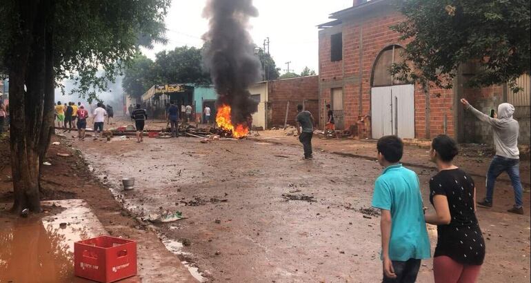 Vecinos de la ex "Finca 66" de Ciudad del Este se enfrentaron ayer a la Policía durante un operativo de desalojo.