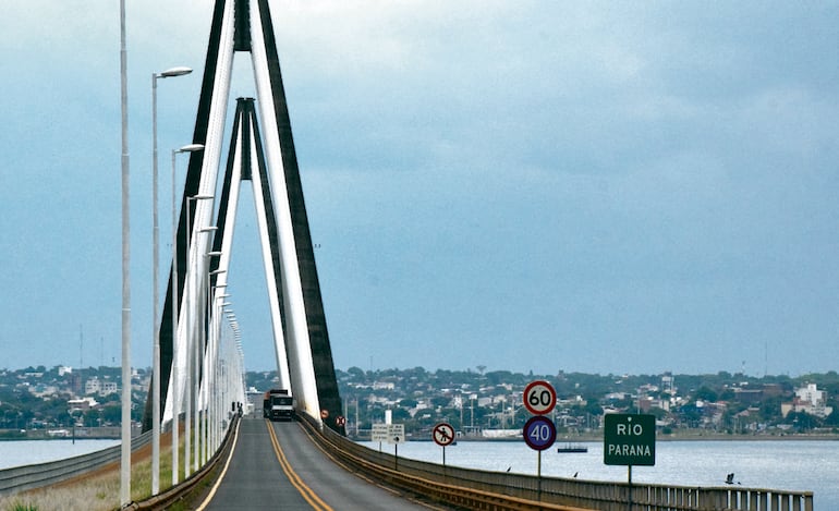 El puente San Roque González de Santa Cruz que une a Encarnación con Posadas, Argentina.