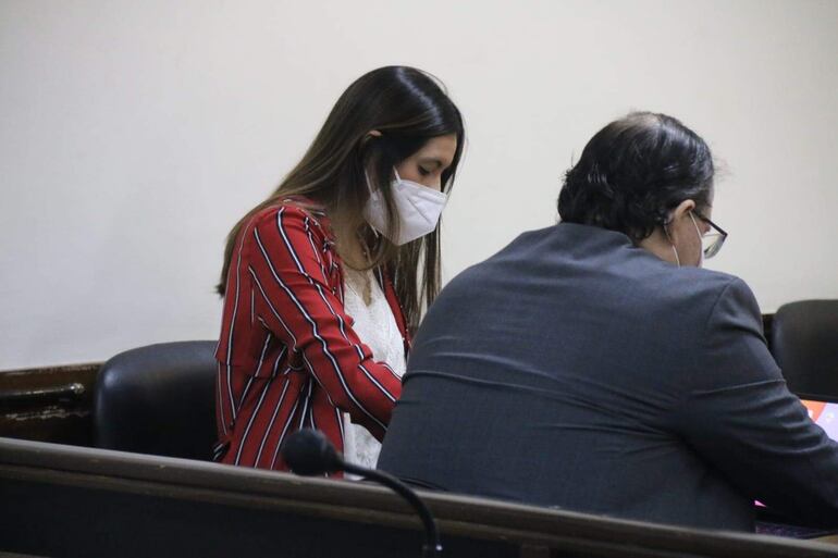 La  Dra., Laura Sena y su abogado Ricardo Preda, en una de las audiencias en tribunales.