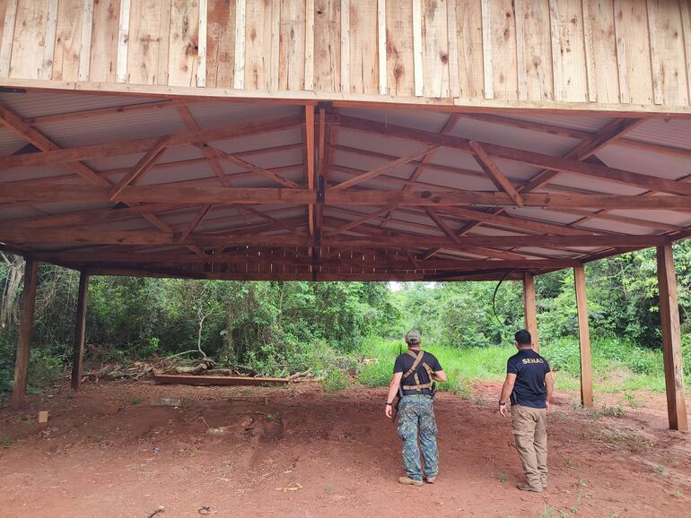 Operación Ignis, en su segunda fase, llegó a un hangar que estaba siendo construido en la pista clandestina.