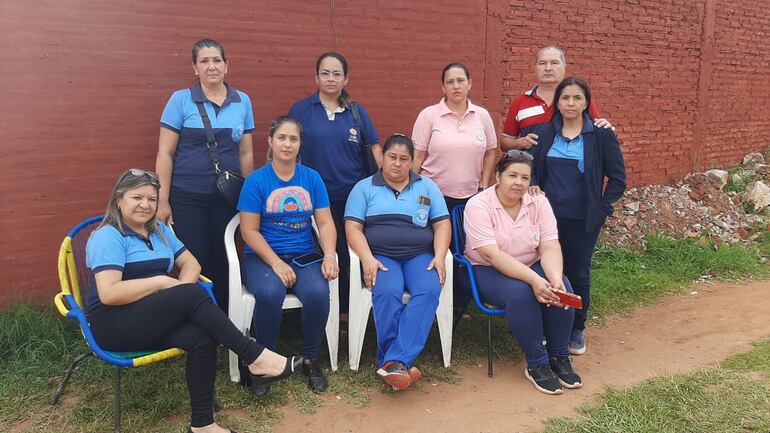 Los docentes y encargada de despacho quedaron fueron de la institución mientras se realizó la manifestación.