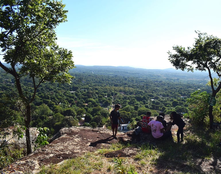 Desde la cima del Cerro Yaguarón, los visitantes podrán apreciar la serranía que rodea al distrito. 