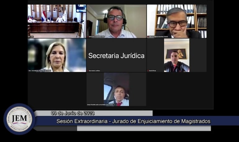 El diputado Rodrigo Blanco Amarilla y el senador Ramón Retamozo, participaron de forma presencial la sesión extraordinaria del JEM. Mientras Alfredo Enrique Kronawetter, Manuel Ramírez Candia, Hermelinda Alvarenga, Oscar Paciello y Hernán Rivas, lo hicieron de forma telemática.