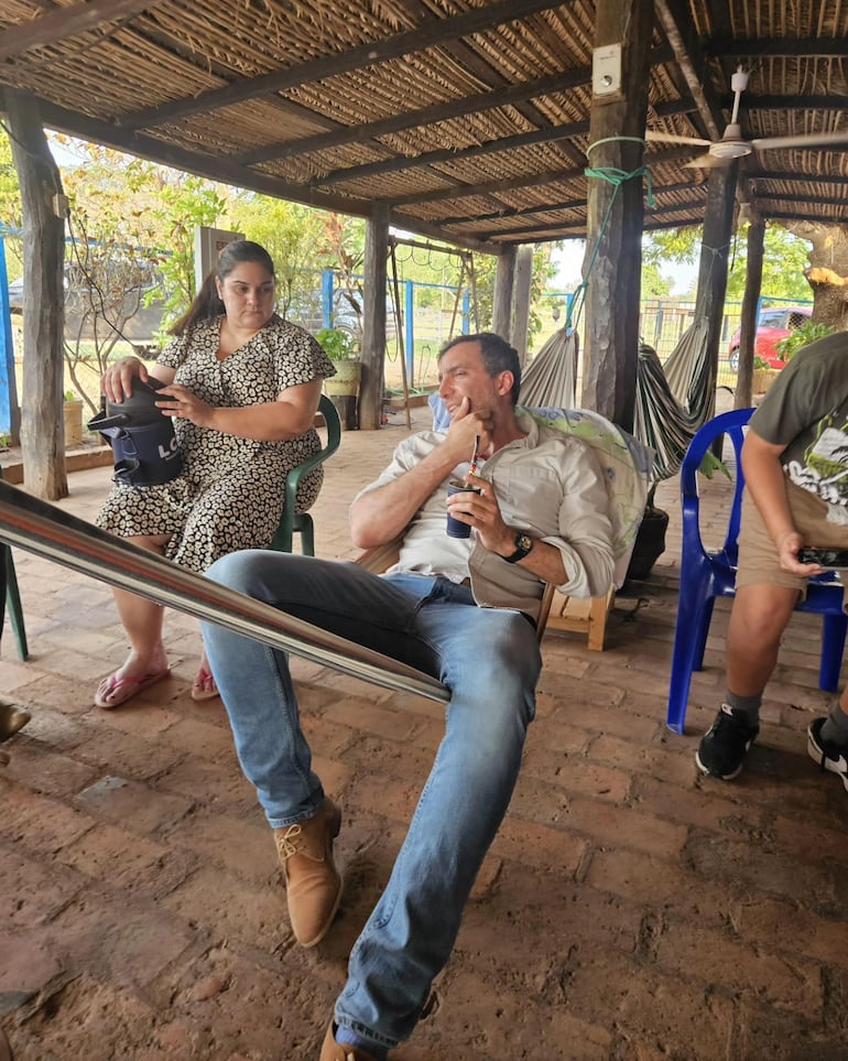 Ramin Navai tomando tereré en una hamaca paraguaya. (Instagram/Ramin Navai)