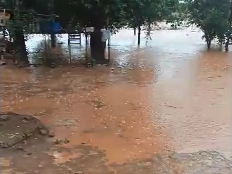 El arroyo Itakoty se desbordó y avanzó sobre el patio de casas en la colonia San Isidro.