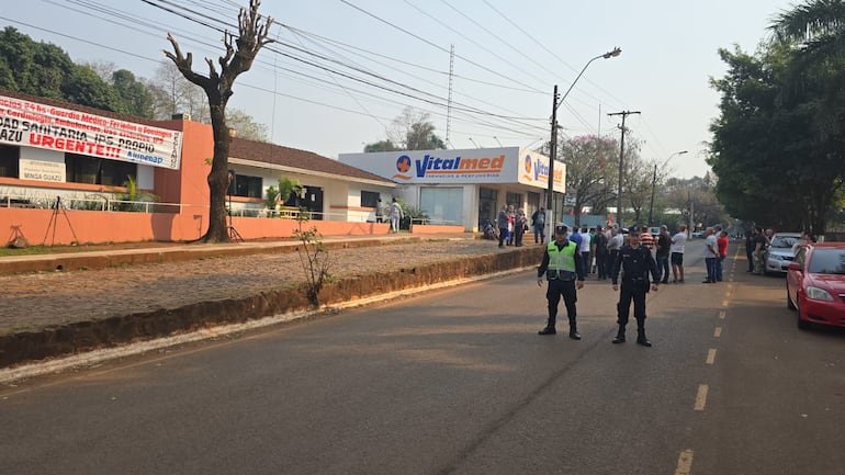 La Policía custodia a los manifestantes congregados frente al Puesto Sanitario del IPS de Minga Guazú.