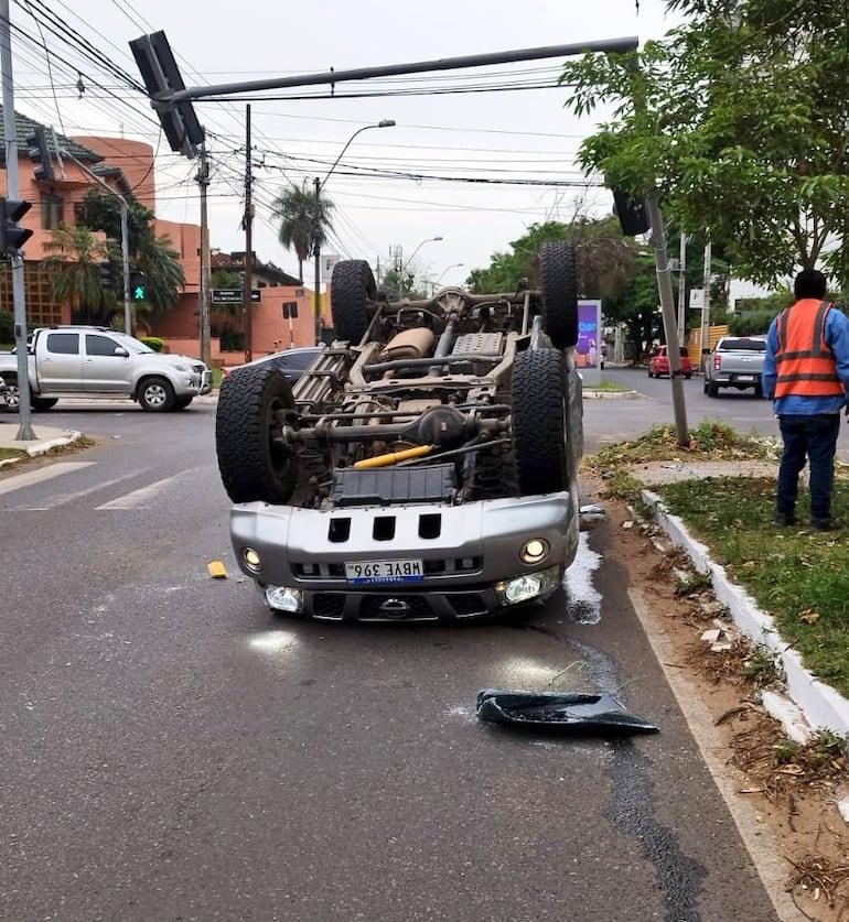 Aparatoso vuelco con suerte enAsí quedó una camioneta luego de haber chocado sobre la avenida San Martín.  San Martín