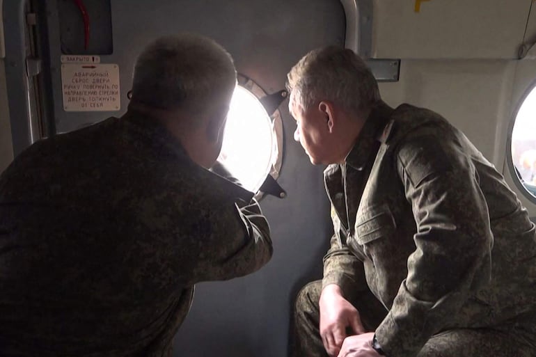 Esta captura de pantalla hecha a partir de un video sin fecha publicado por el Ministerio de Defensa de Rusia el 26 de junio de 2023 muestra al ministro de Defensa de Rusia, Sergei Shoigu (derecha), mirando por una ventana en un lugar no revelado.