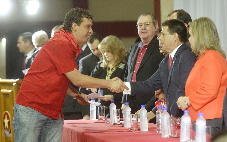 Juan Carlos "Nano" Galaverna saludando a Horacio Cartes (Foto de archivo).