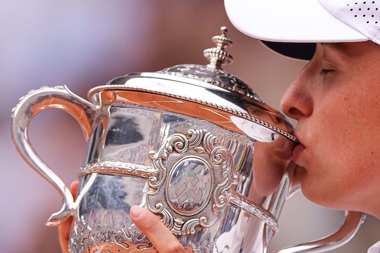 La polaca Iga Swiatek celebra con el trofeo de Roland Garros después de superar en la final a la checa Karolina Muchova en Paris, Francia.