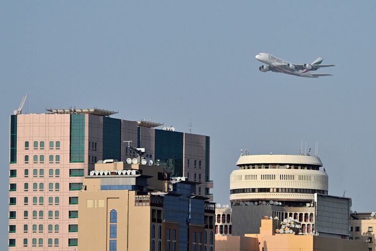 Avión de Emirates volando sobre Dubai. Imagen de referencia. Giuseppe CACACE / AFP