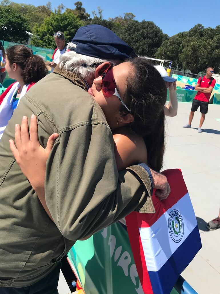 Giuli y su abuelo que falleció en mayo.