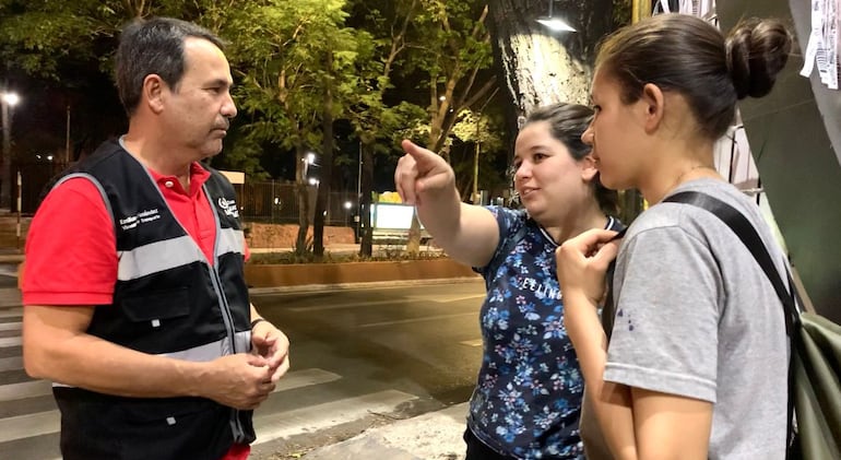 Viceministro Emiliano Fernández consultó con pasajeros sobre el movimiento de personas en varias zonas. (gentileza).